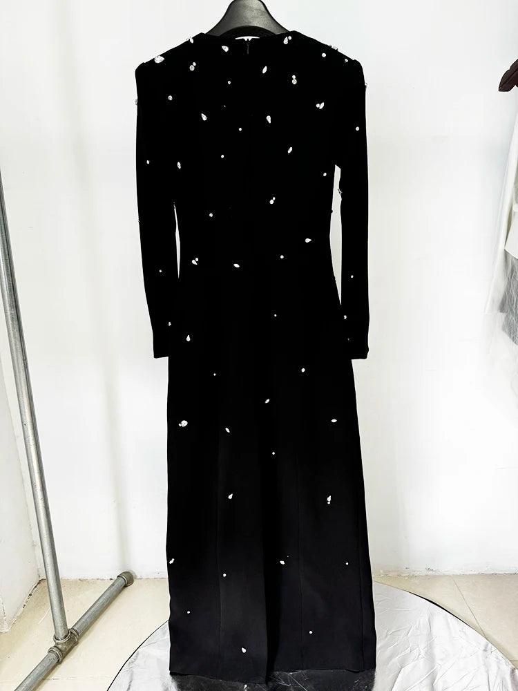 Vestido Longo com Bordado à Mão em Pedrarias – Sofisticação Máxima para Ocasiões Especiais