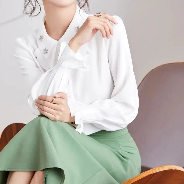 Blusa Elegante com Gola Polo e Bordados Delicados