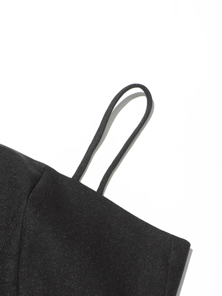 Vestido Longo Bicolor com Decote Reto – Cintura Alta e Saia Plissada em Silhueta Escultural