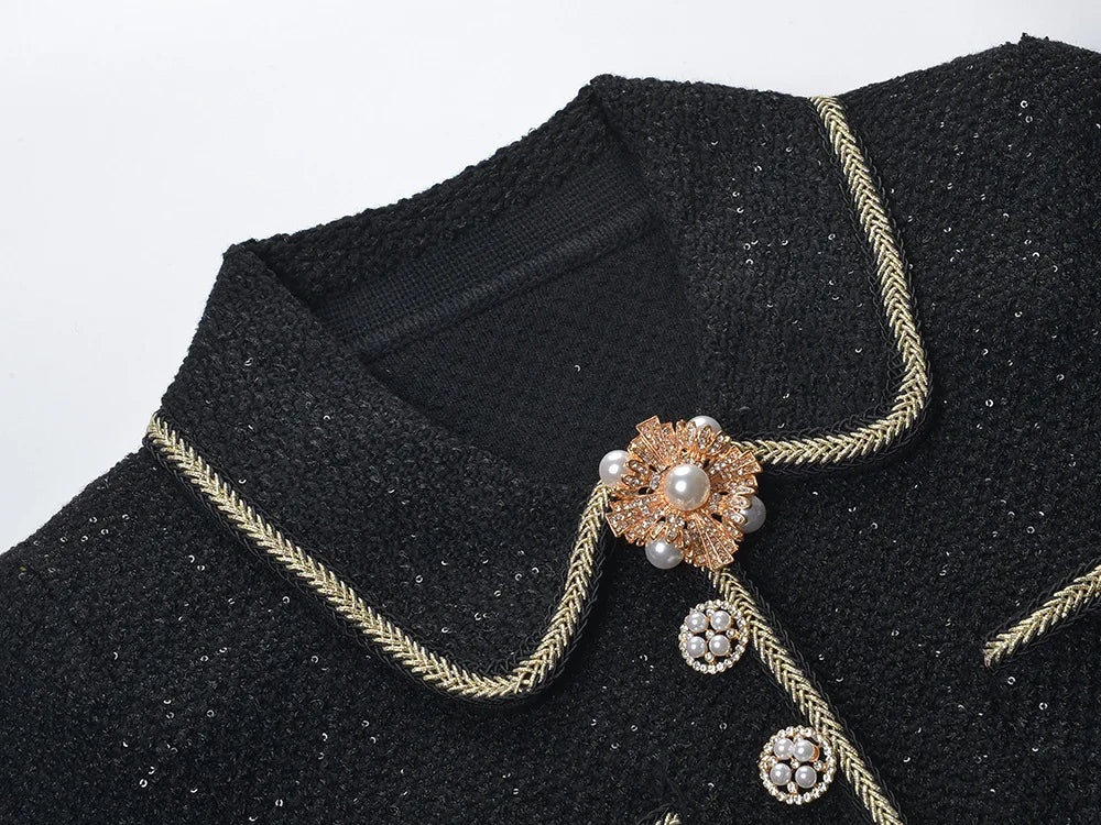Vestido Tweed com Pérolas e Botões de Cristal – Silhueta Slim e Elegância Atemporal