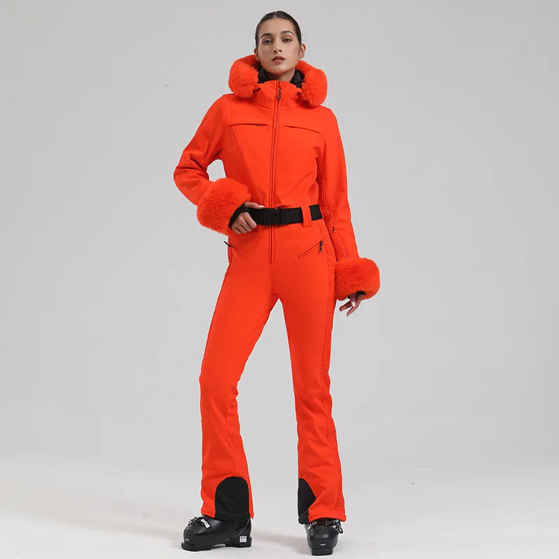 Macacão de Esqui Feminino GSOU SNOW – One Piece Slim, Impermeável, À Prova de Vento, Forrado e com Capuz de Pele