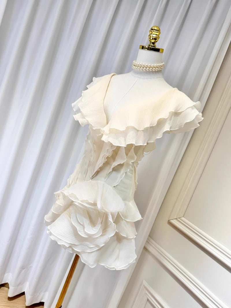 Vestido Curto com Babados – Ombro a Ombro e Modelagem Slim
