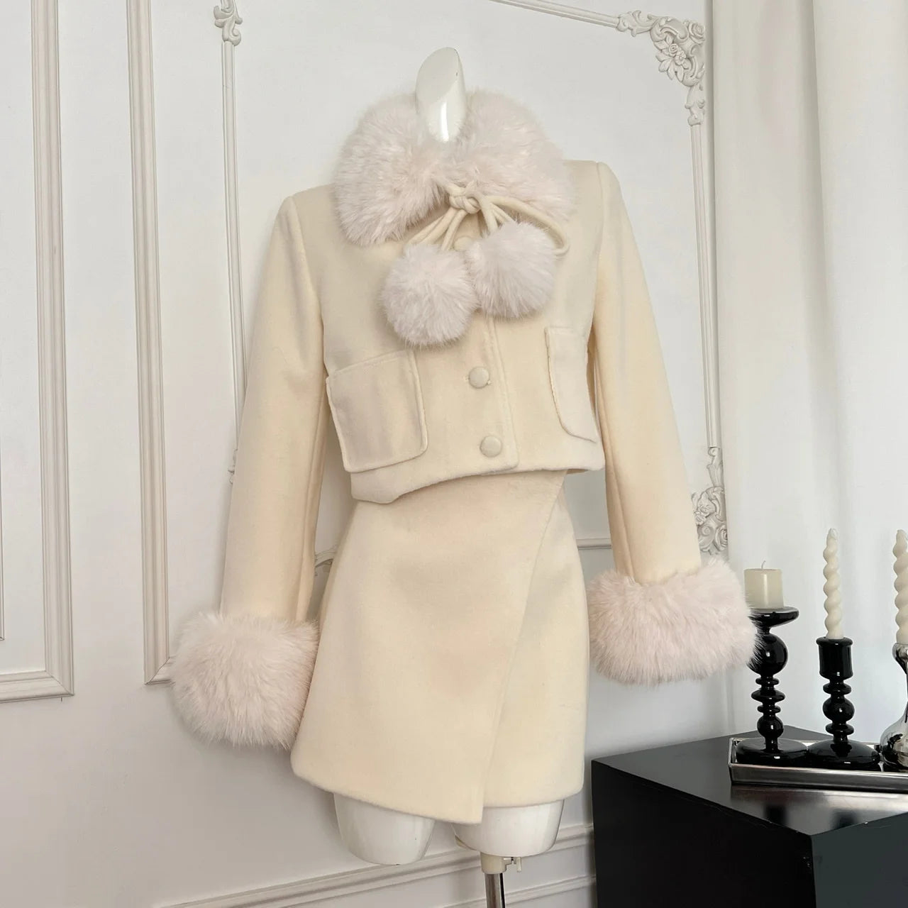 Conjunto Slim Feminino com Casaco de Pelo e Saia – Inverno