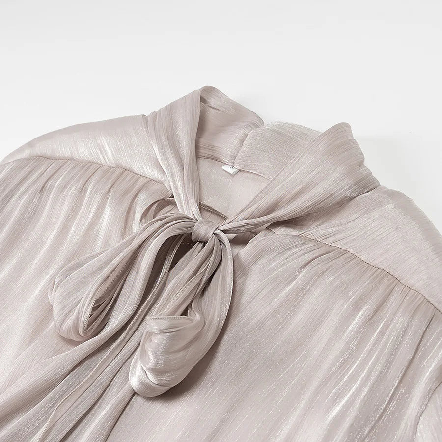 Conjunto Blusa e Saia Plissada - Brilho Sutil e Silhueta Moderna