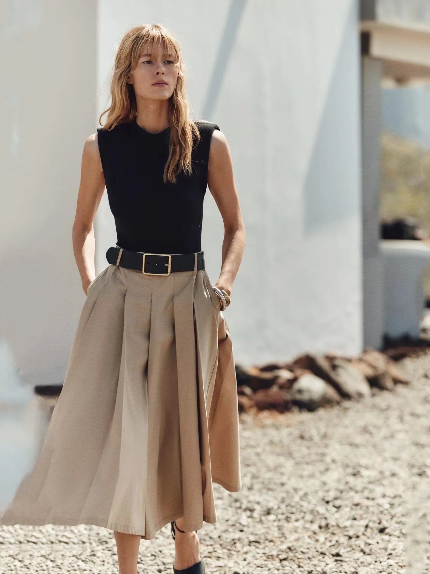 Vestido com Cinto + Saia Midi Plissada, Cintura Alta, Decote Redondo