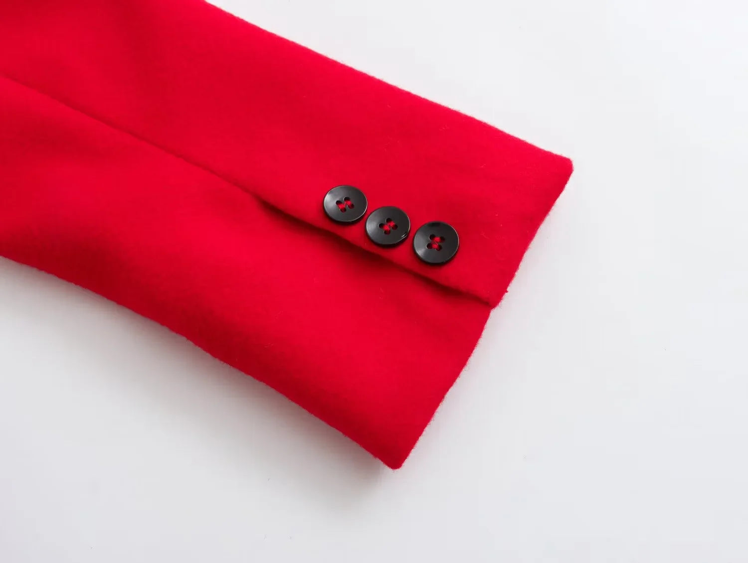 Sobretudo Longo Vermelho – Elegância Atemporal com Toque Casual