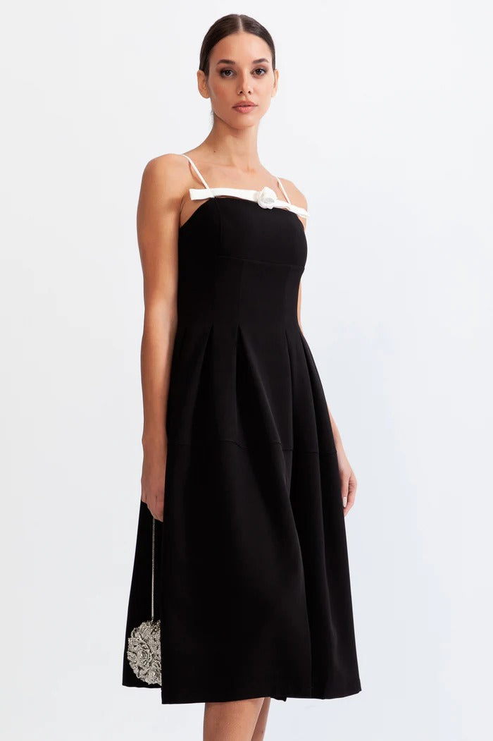 Vestido de cano médio com detalhes florais - Preto