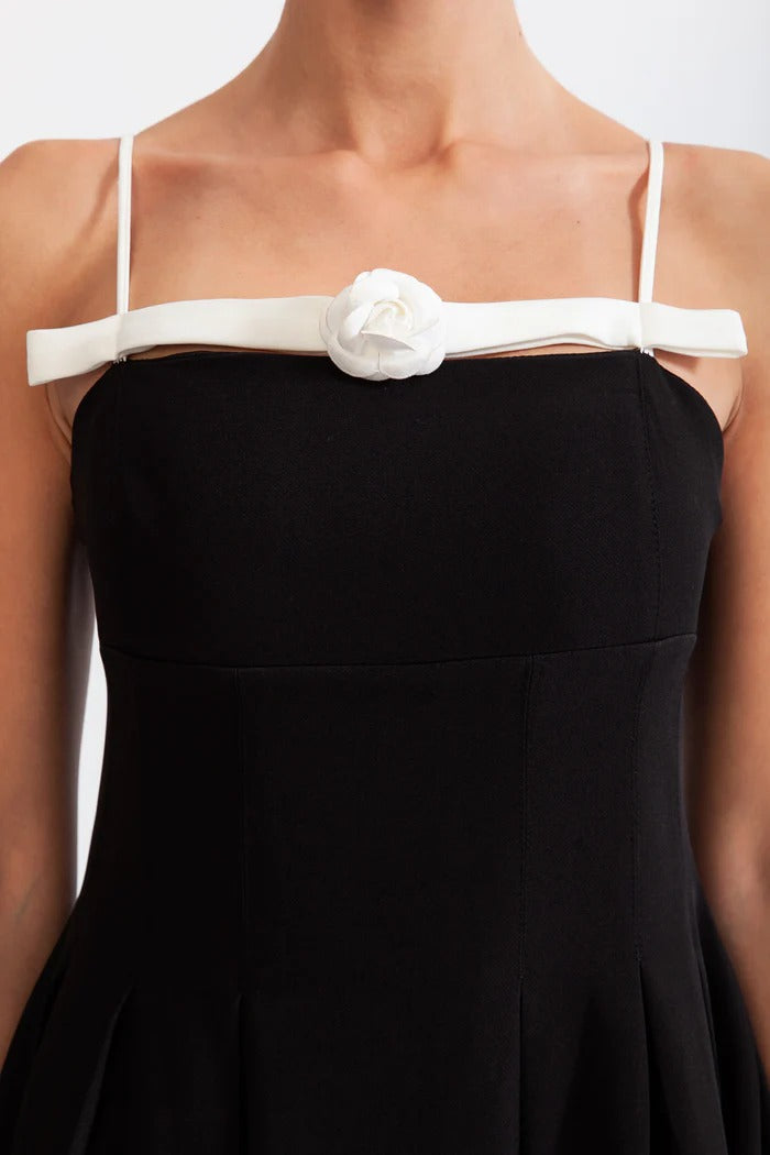 Vestido de cano médio com detalhes florais - Preto