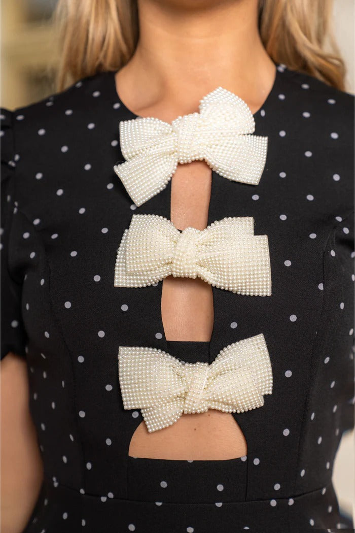 Minivestido Manga Curta com Bolinhas Brancas e Fitas Pérolas - Preto
