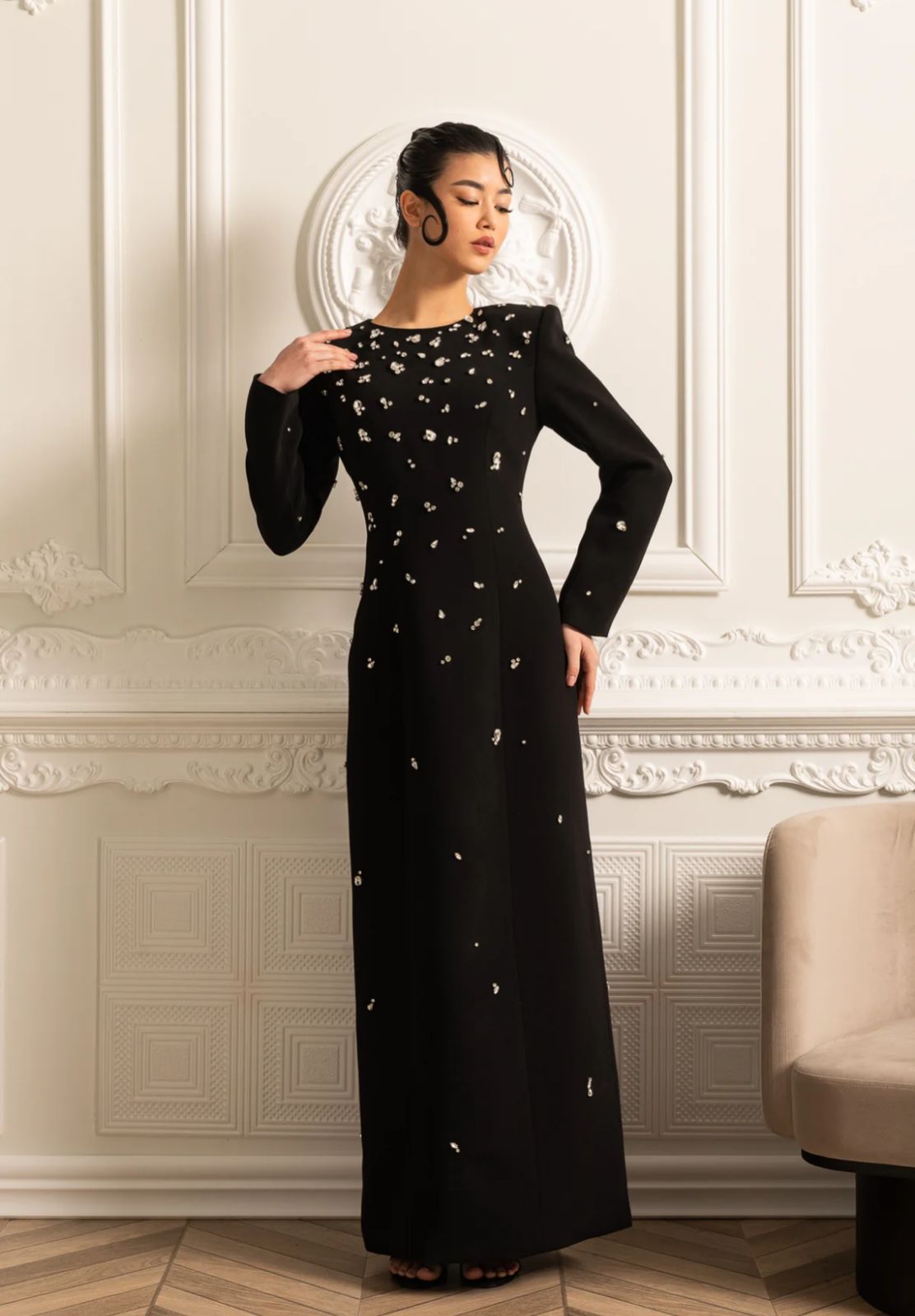 Vestido Longo com Bordado à Mão em Pedrarias – Sofisticação Máxima para Ocasiões Especiais