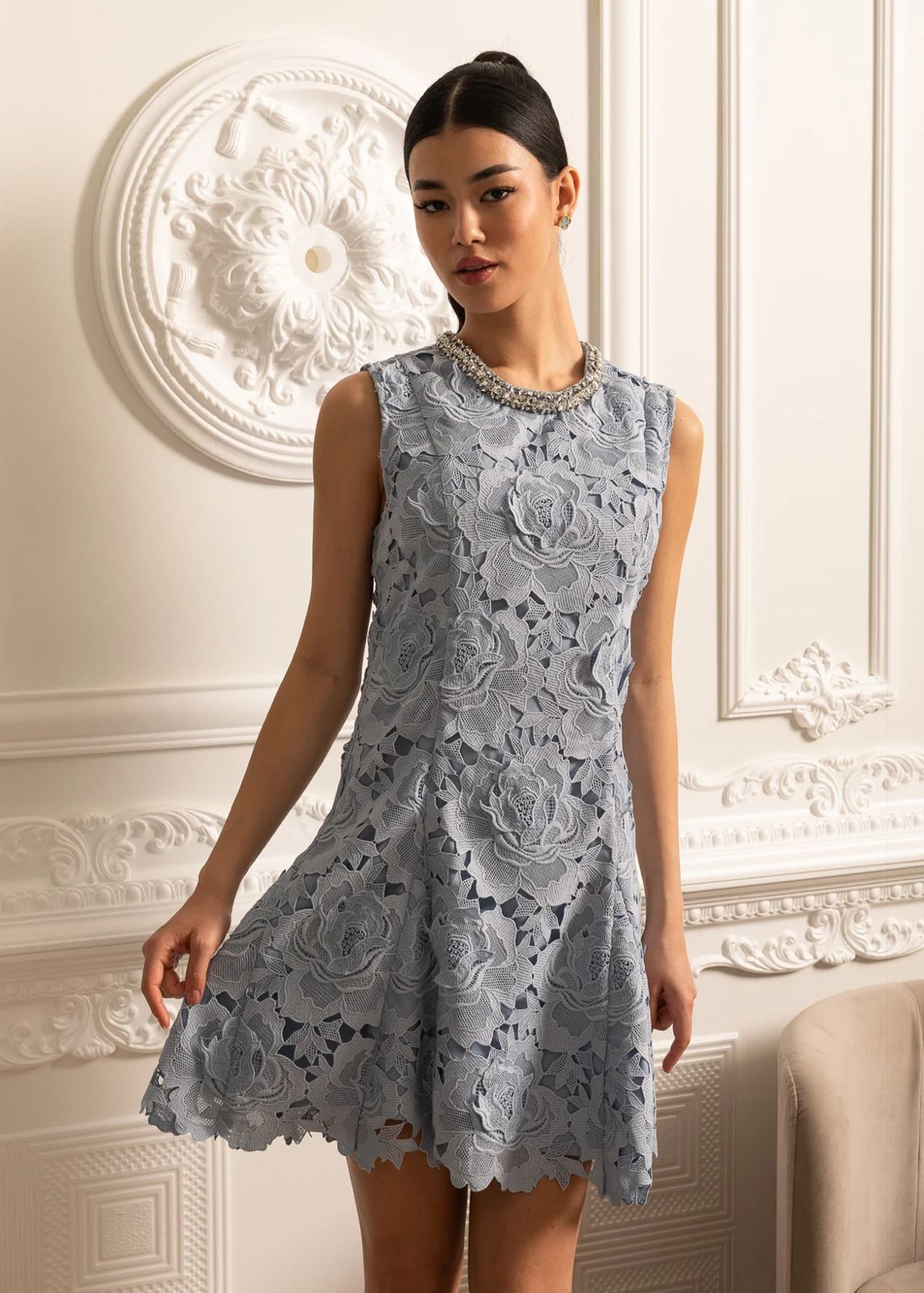 Vestido com Renda e Pedrarias – Design Elegante e Silhueta Refinada