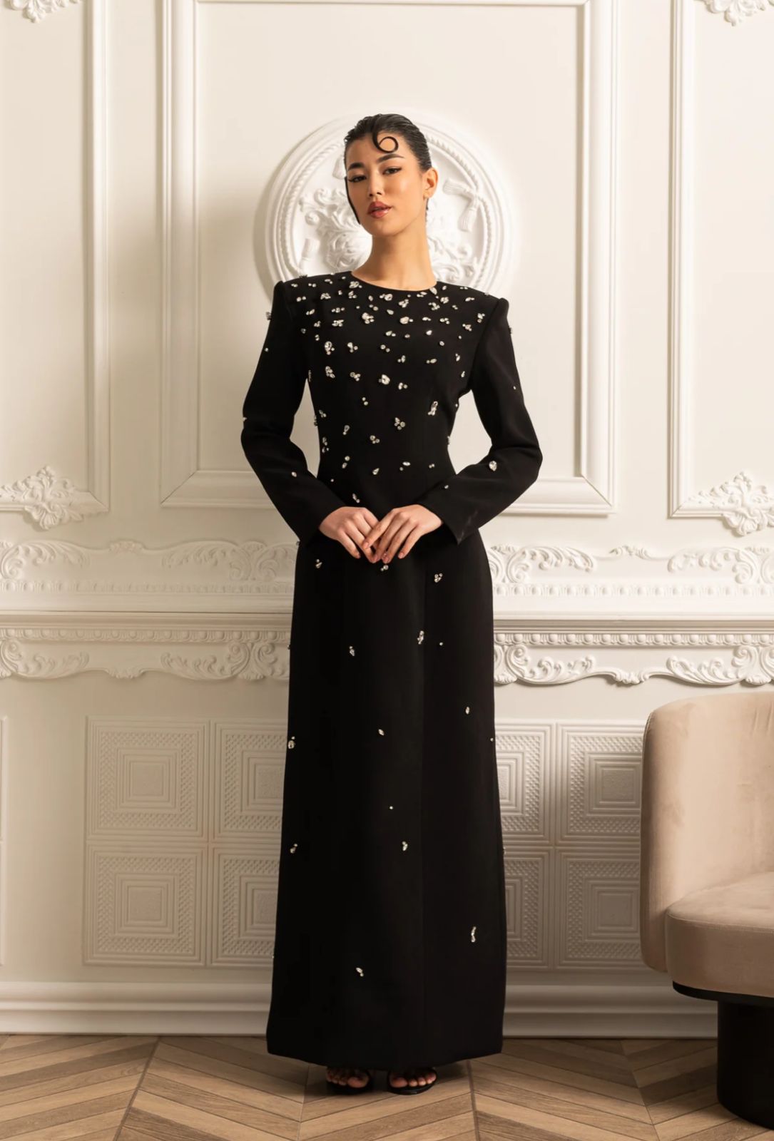 Vestido Longo com Bordado à Mão em Pedrarias – Sofisticação Máxima para Ocasiões Especiais
