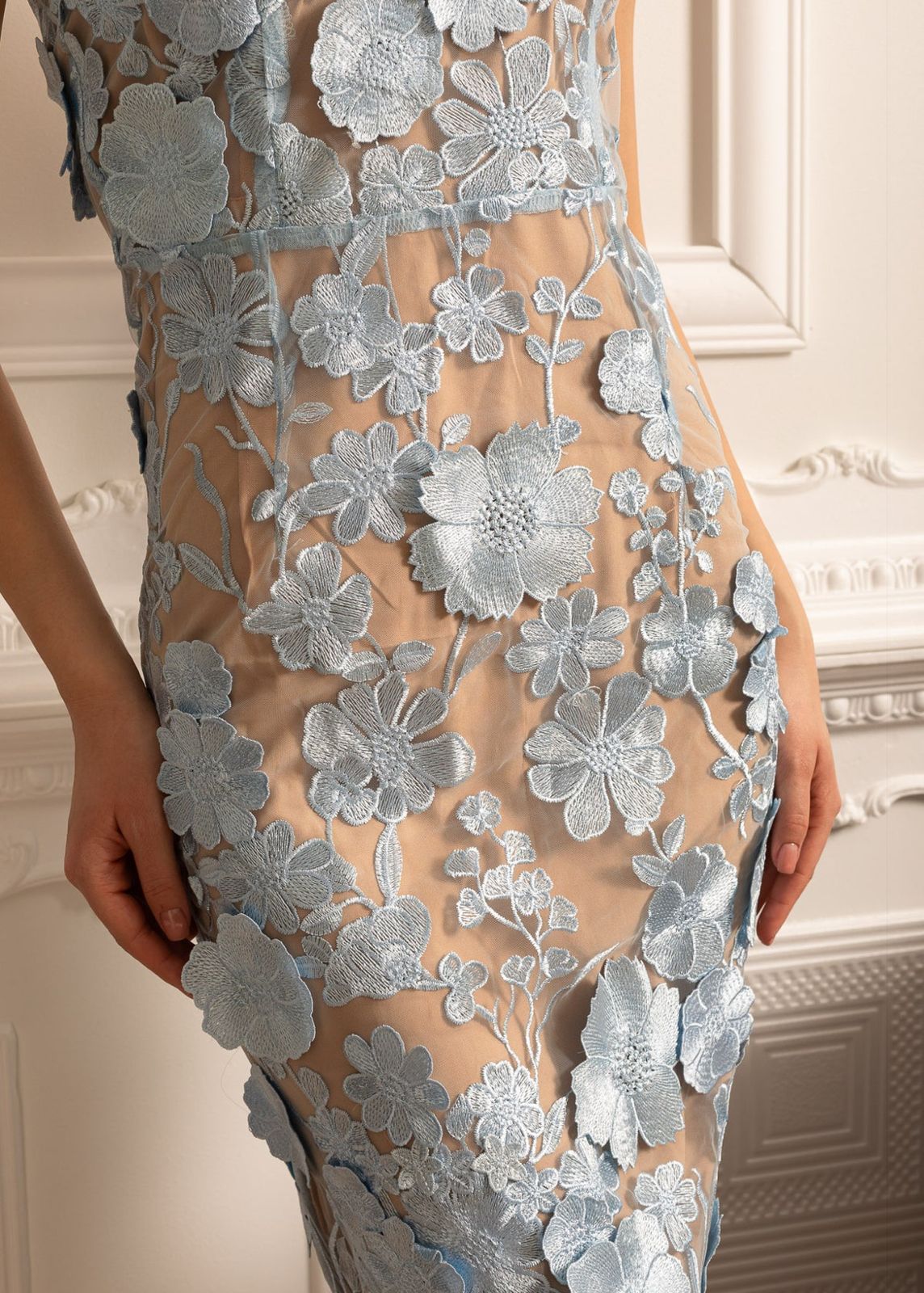 Vestido Midi Bordado com Flores – Tomara que Caia e Silhueta Sofisticada