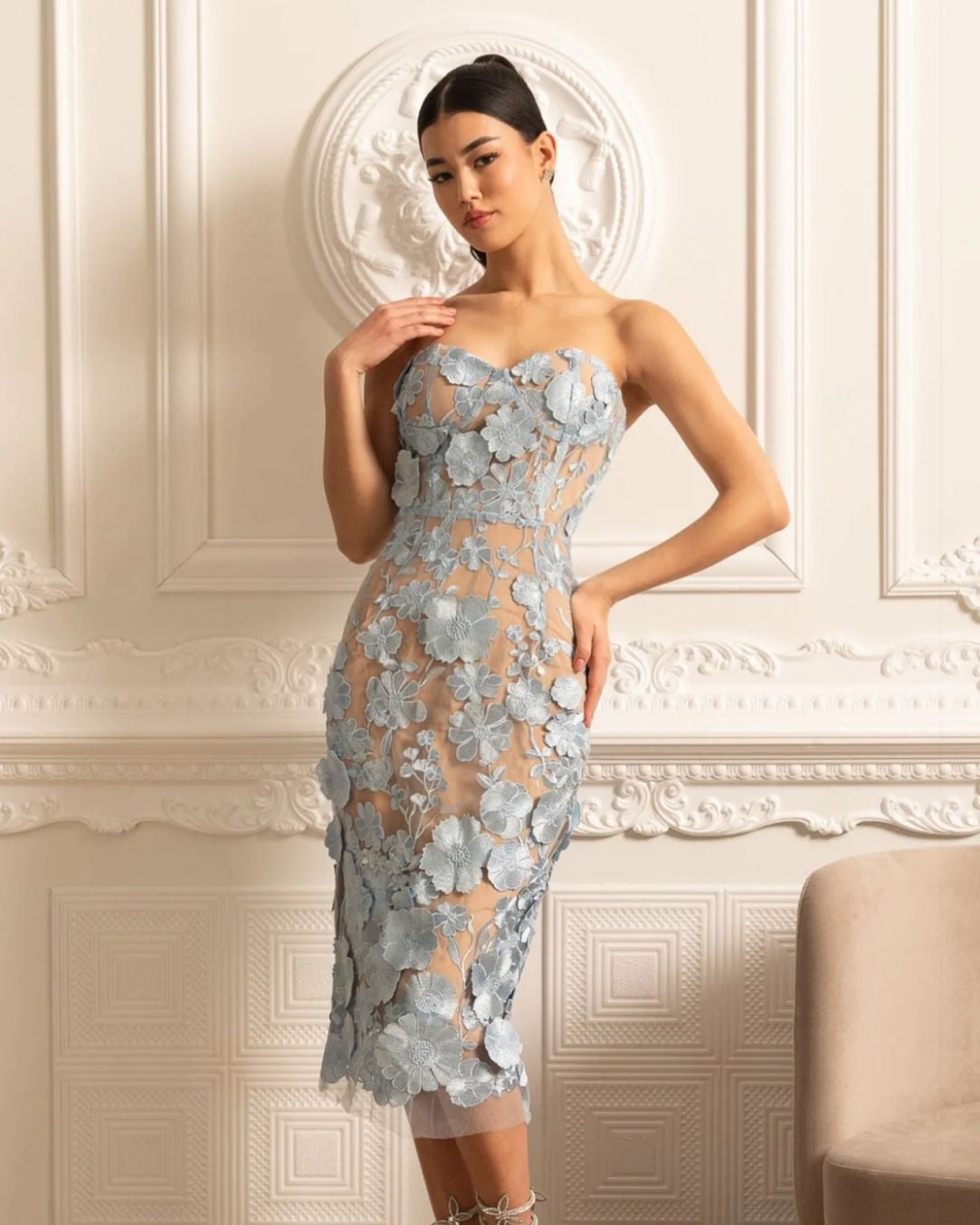 Vestido Midi Bordado com Flores – Tomara que Caia e Silhueta Sofisticada