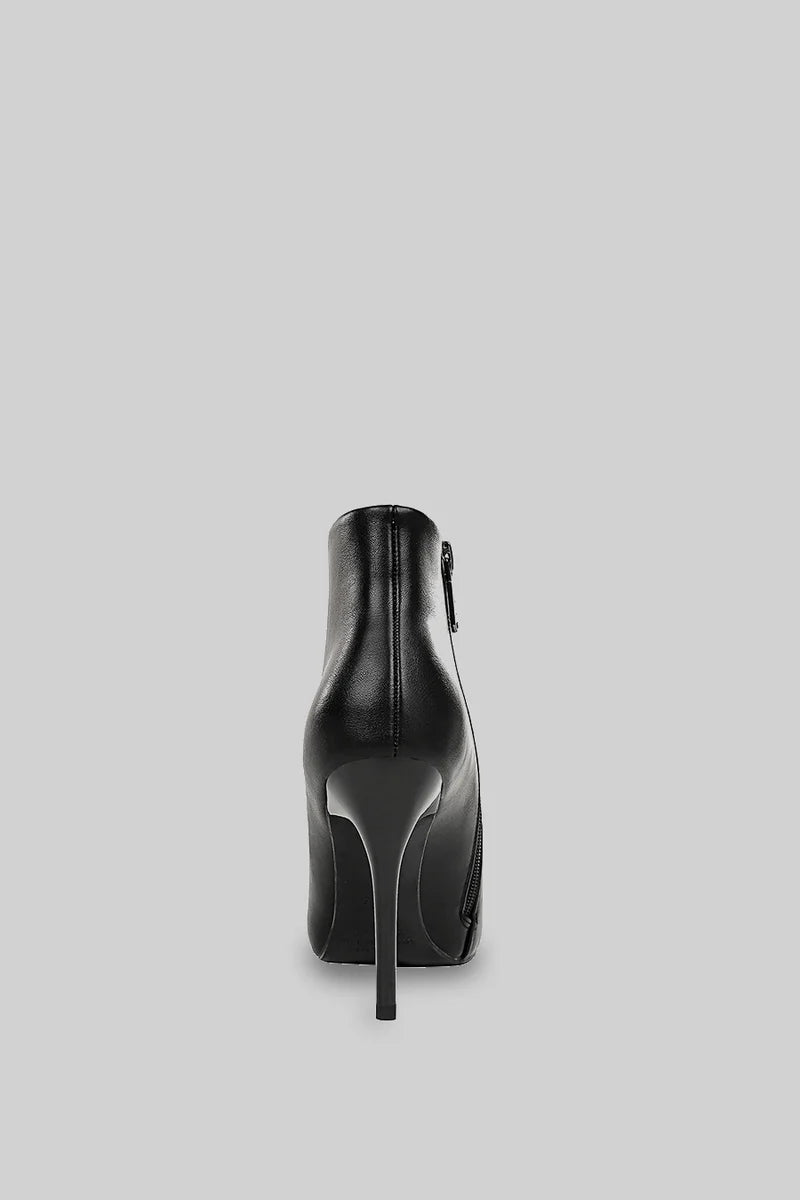 Bota de Cano Curto com Bico Fino – Preta