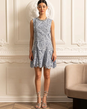 Vestido com Renda e Pedrarias – Design Elegante e Silhueta Refinada