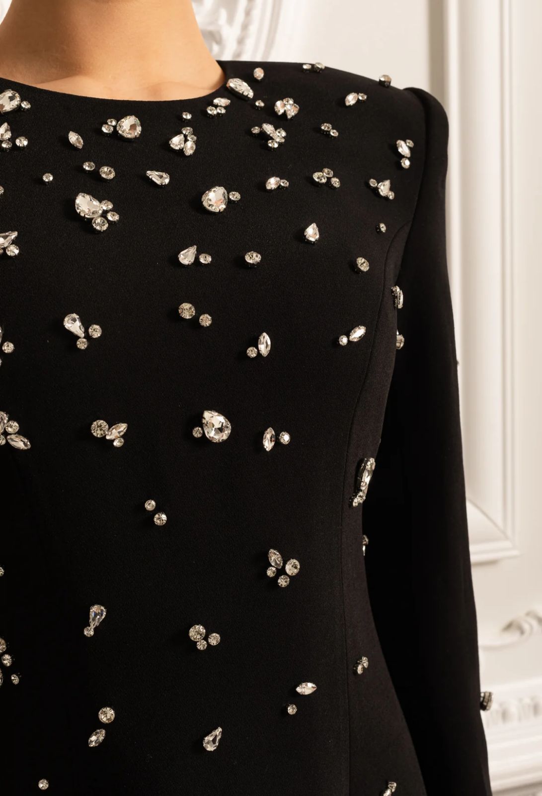 Vestido Longo com Bordado à Mão em Pedrarias – Sofisticação Máxima para Ocasiões Especiais