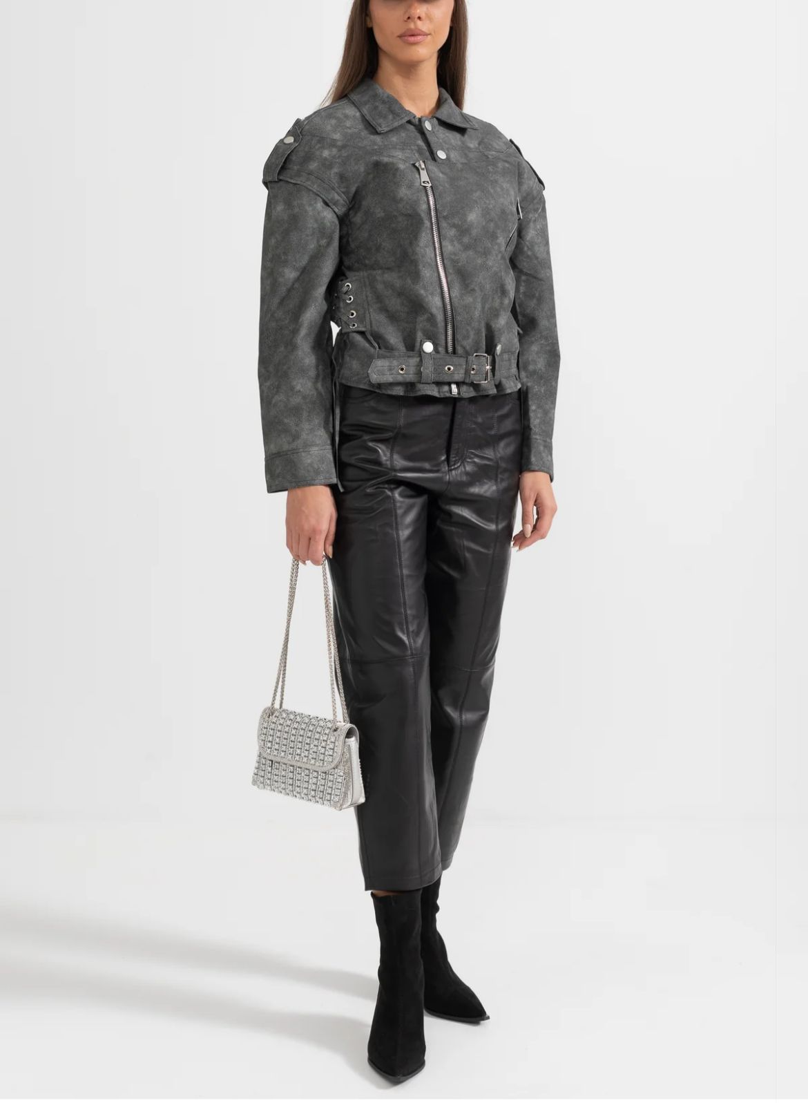 Jaqueta de Couro Feminina com Design Atemporal – Estilo e Elegância para Todas as Estações