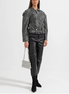 Jaqueta de Couro Feminina com Design Atemporal – Estilo e Elegância para Todas as Estações