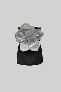 Vestido Preto com Silhueta Ampulheta e Corpete Floral Contrastante