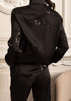 Conjunto de Camisa Bordada à Mão com Paetês e Calça de Cetim – Sofisticação em Cada Detalhe