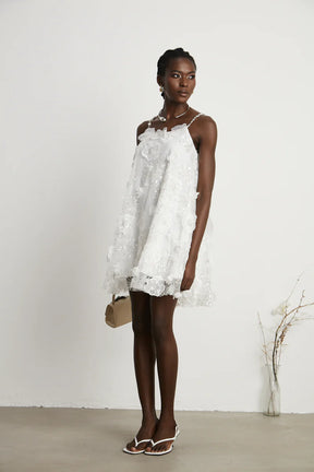 Vestido Bordado Floral, Cristais Manuais e Alças Delicadas