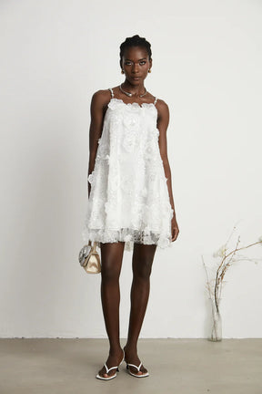 Vestido Bordado Floral, Cristais Manuais e Alças Delicadas