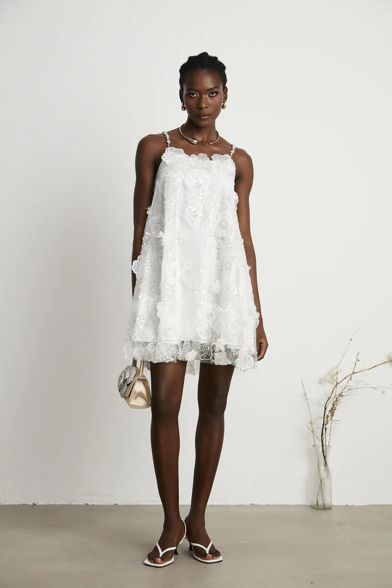 Vestido Bordado Floral, Cristais Manuais e Alças Delicadas