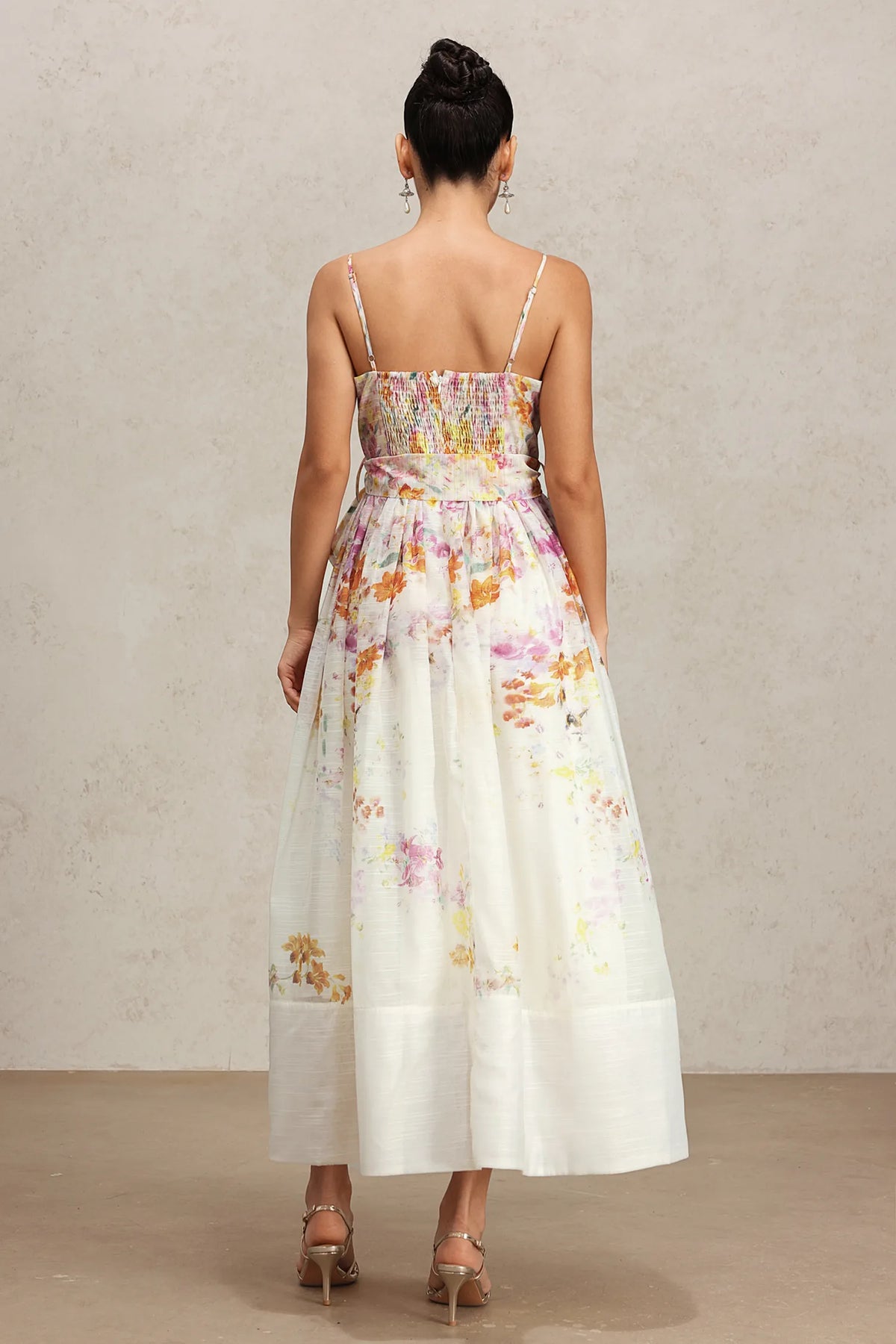 Vestido Midi Retrô com Alças Fina, Caimento Estruturado e Cintura Marcada