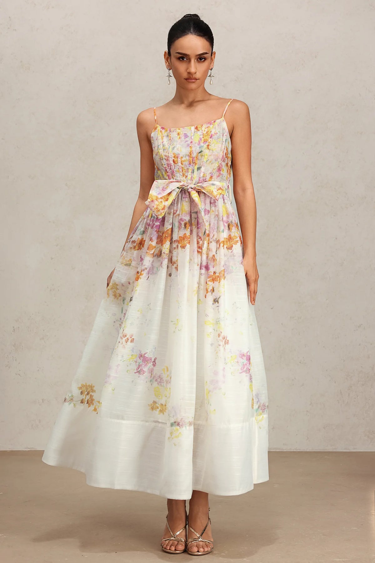 Vestido Midi Retrô com Alças Fina, Caimento Estruturado e Cintura Marcada