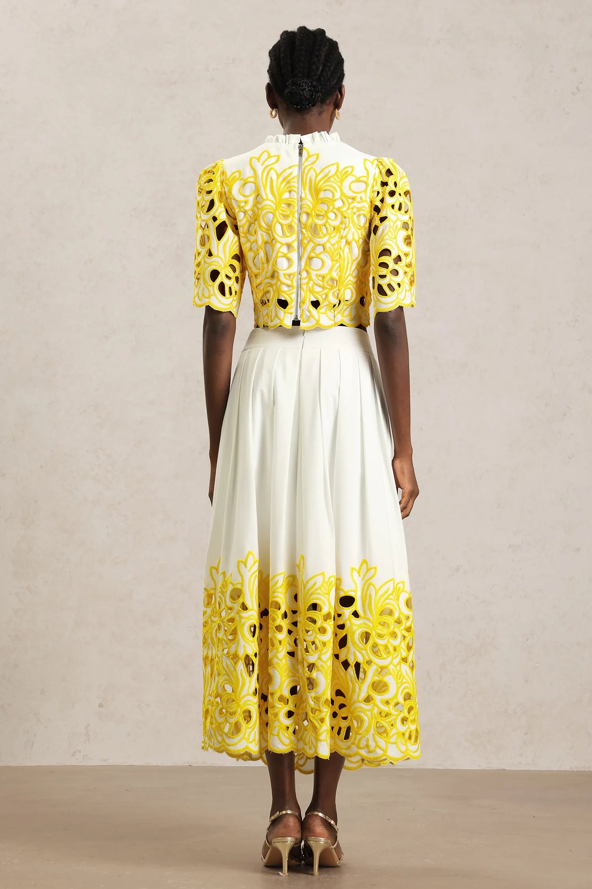 Conjunto Elegância Bordada com Top Curto e Saia Midi de Cintura Alta