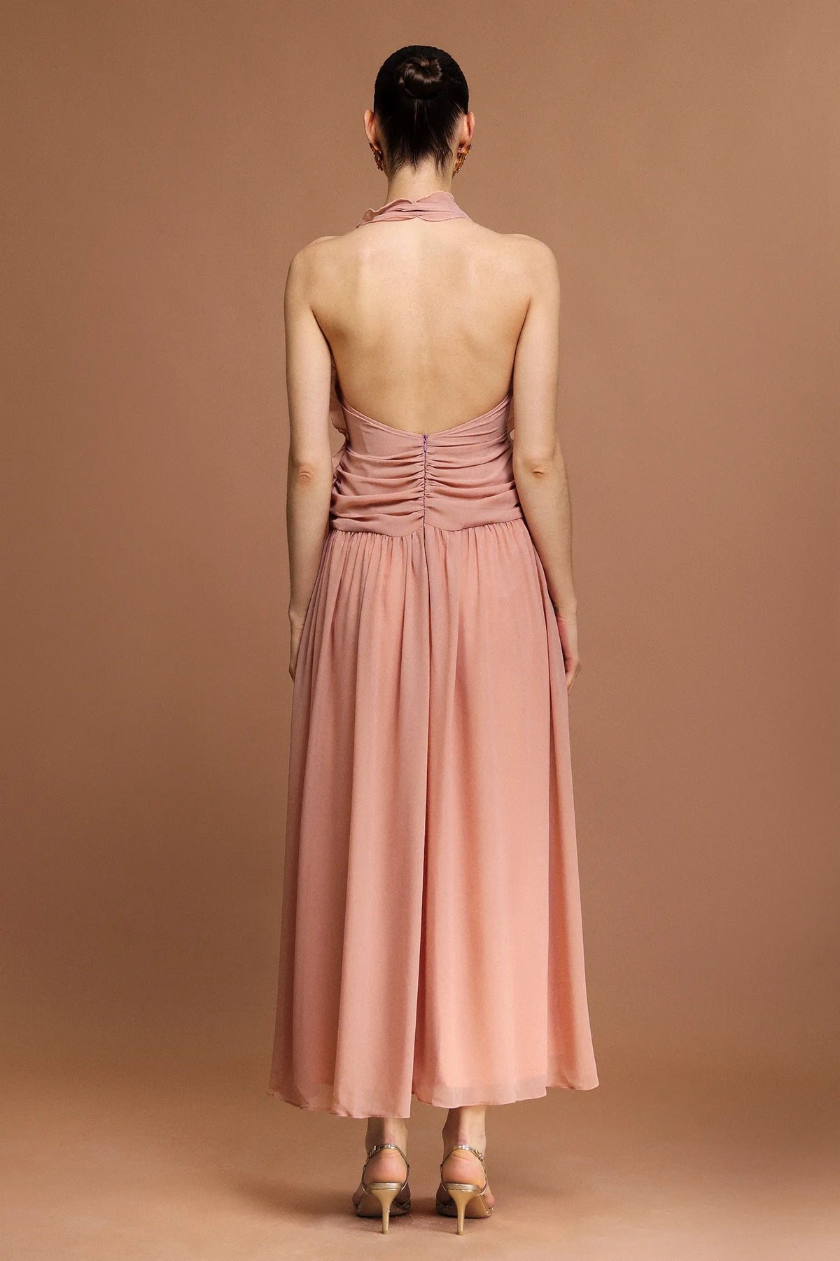 Vestido Longo Rosa com Decote V, Costas Abertas e Acabamento Floral