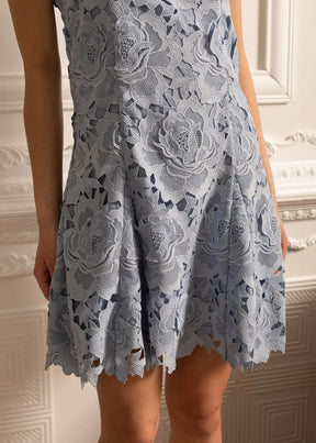 Vestido com Renda e Pedrarias – Design Elegante e Silhueta Refinada
