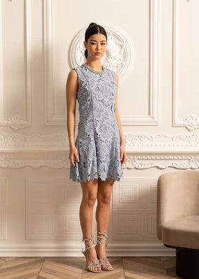 Vestido com Renda e Pedrarias – Design Elegante e Silhueta Refinada