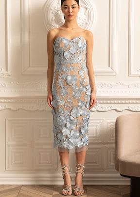 Vestido Midi Bordado com Flores – Tomara que Caia e Silhueta Sofisticada