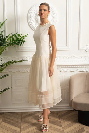 Vestido Midi – Decote Redondo, Sem Mangas, Cintura Alta, Detalhes Bordados