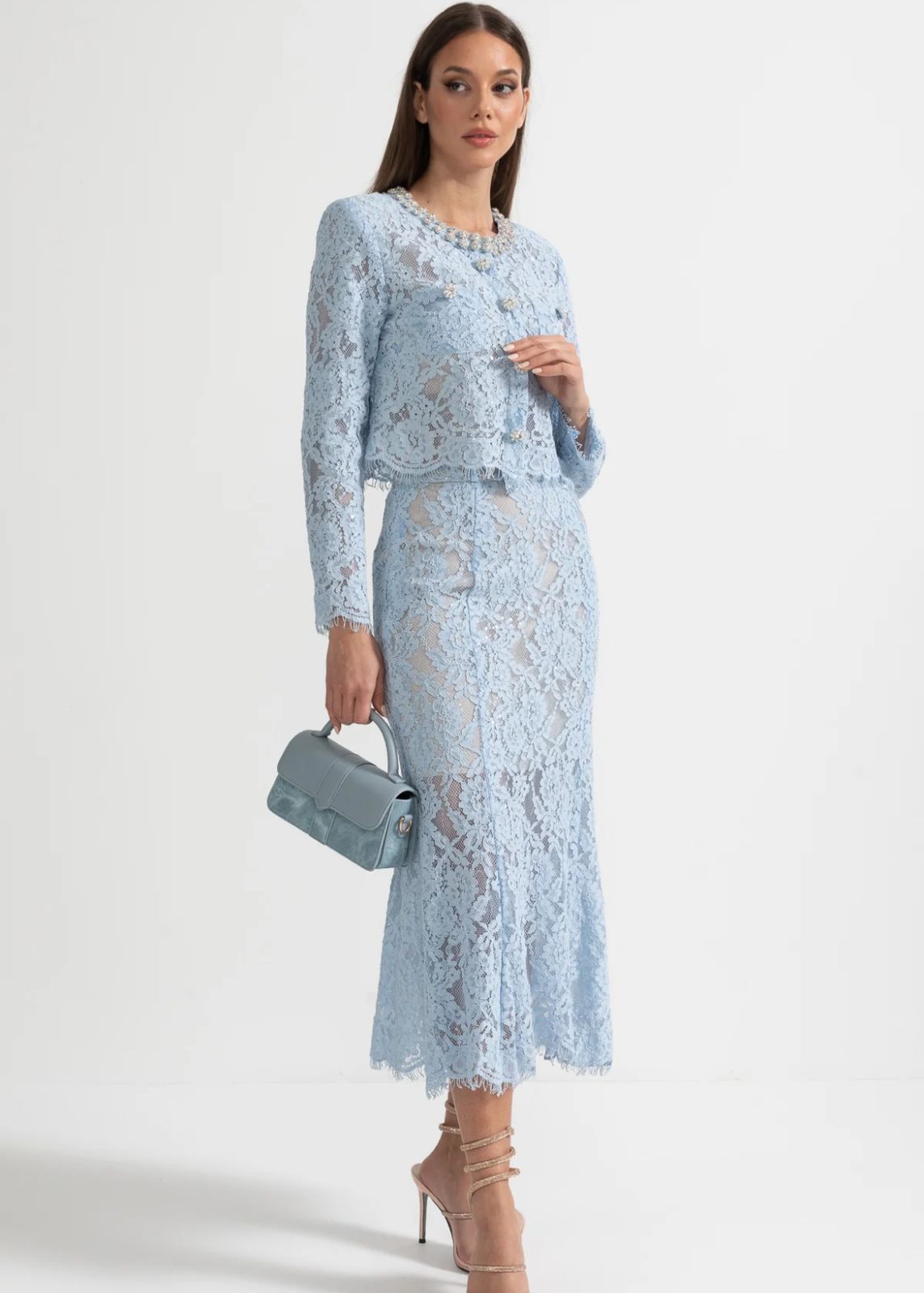 Conjunto Renda com Design Elegante – Blusa Bordada à Mão e Saia em Linha A