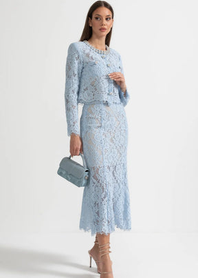 Conjunto Renda com Design Elegante – Blusa Bordada à Mão e Saia em Linha A