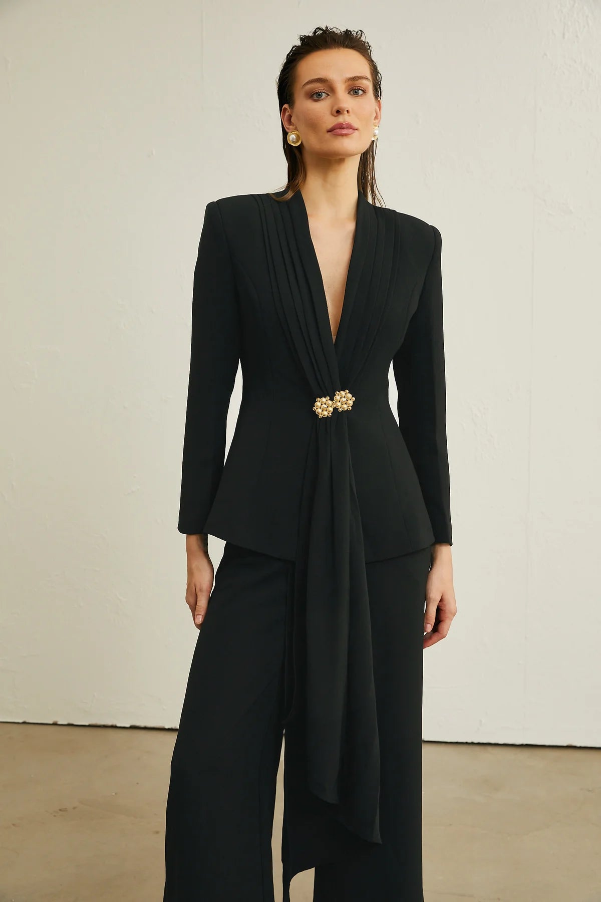 Conjunto de Inverno Linha Nobre: Casaco com Gola Plissada e Calça de Corte Reto