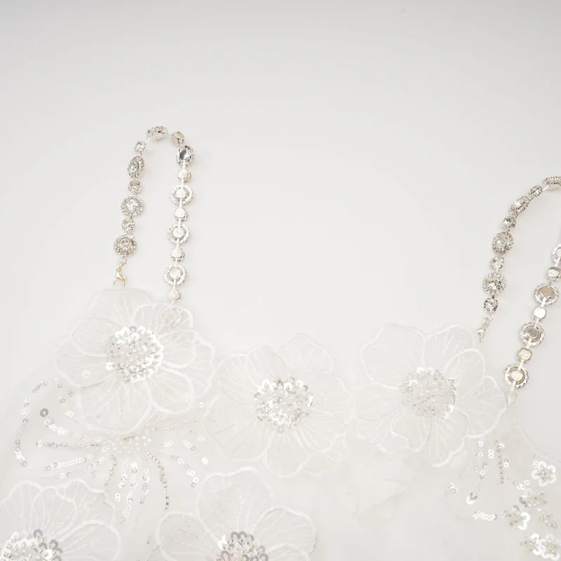 Vestido Bordado Floral, Cristais Manuais e Alças Delicadas