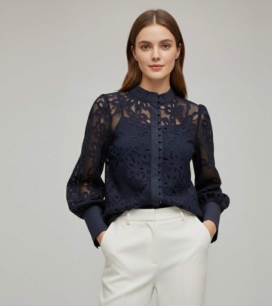 Blusa com Renda e Botões – Elegância Delicada e Atemporal