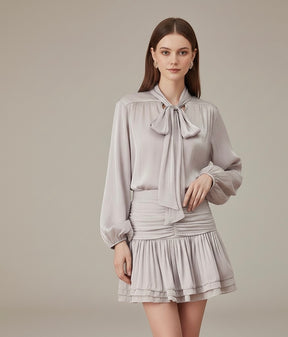 Conjunto Blusa e Saia Plissada - Brilho Sutil e Silhueta Moderna