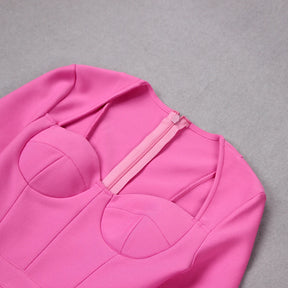 Vestido de Manga Longa com Plumas – Elegância e Sensualidade
