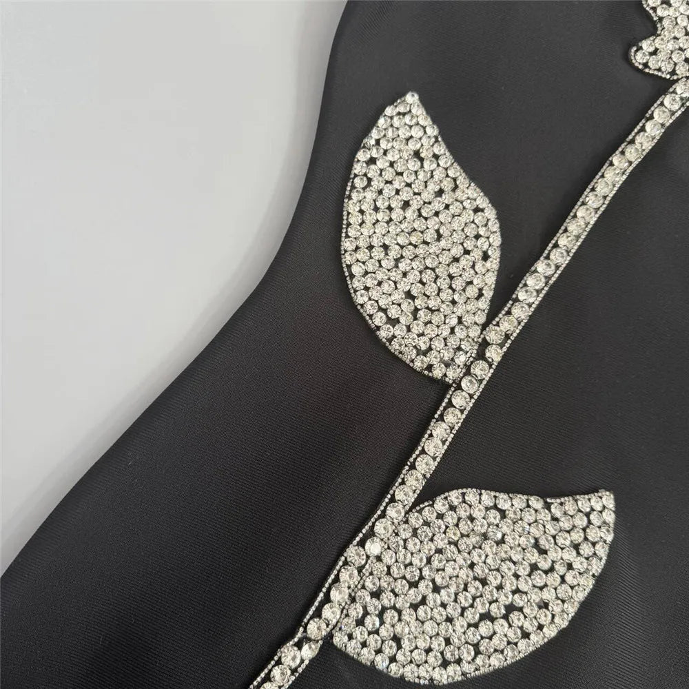 Vestido Midi Halter com Bordados à Mão e Plumas – Elegância Ícone de Festa