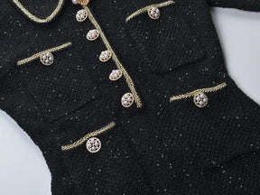 Vestido Tweed com Pérolas e Botões de Cristal – Silhueta Slim e Elegância Atemporal