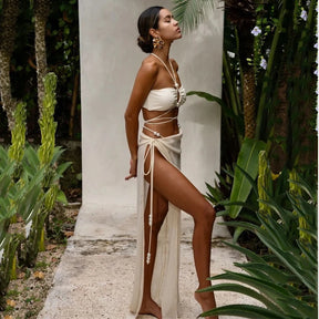 Conjunto Luxuoso com Pérolas – Biquíni Halter 3 Peças com Saída Ombro a Ombro