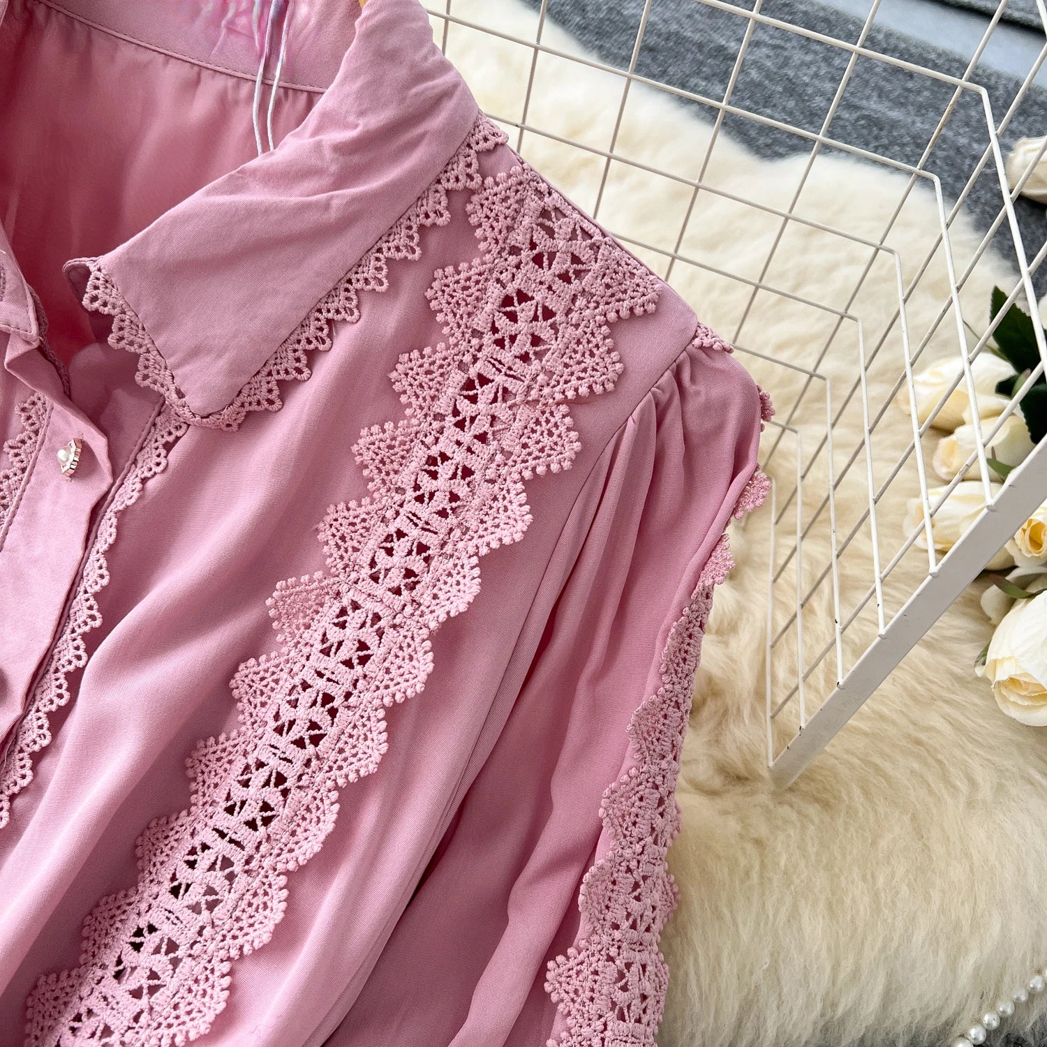 Vestido Longo com Renda e Botões Frontais – Modelagem A-line e Cintura Ajustável