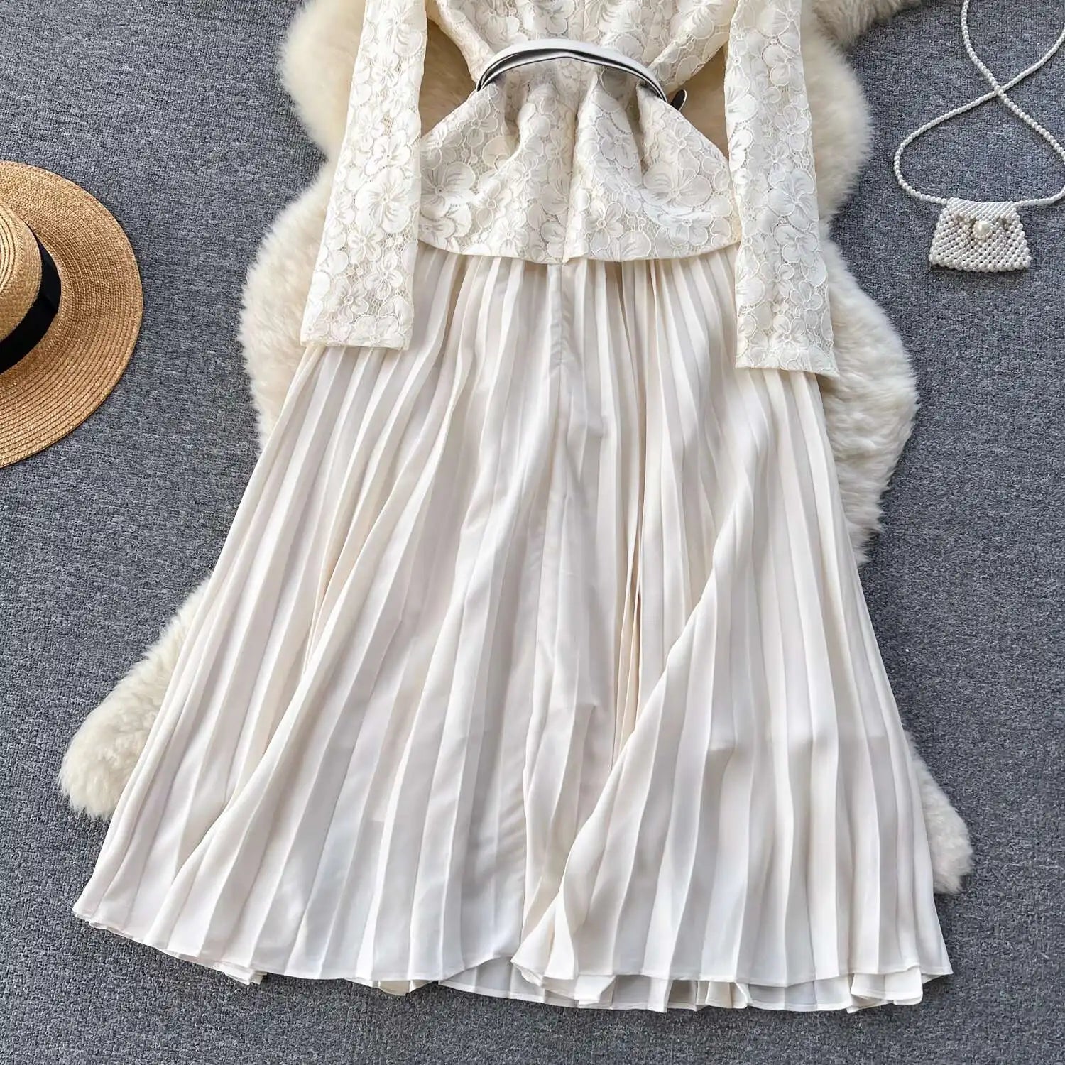 Vestido Renda Elegante – Gola Quadrada, Botões Decorativos e Cintura Franzida