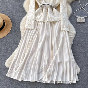 Vestido Renda Elegante – Gola Quadrada, Botões Decorativos e Cintura Franzida