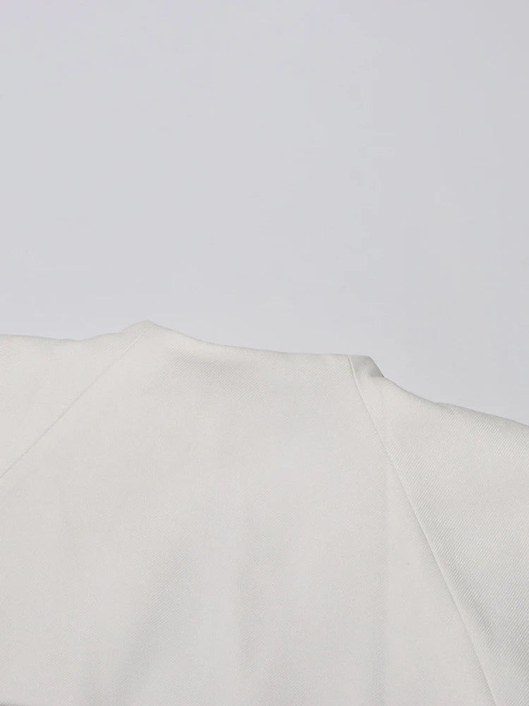Vestido Longo Bicolor com Decote Reto – Cintura Alta e Saia Plissada em Silhueta Escultural